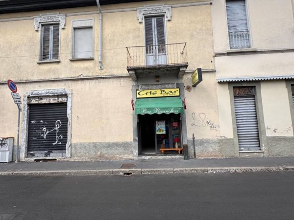 negozio in vendita a Milano in zona Baggio