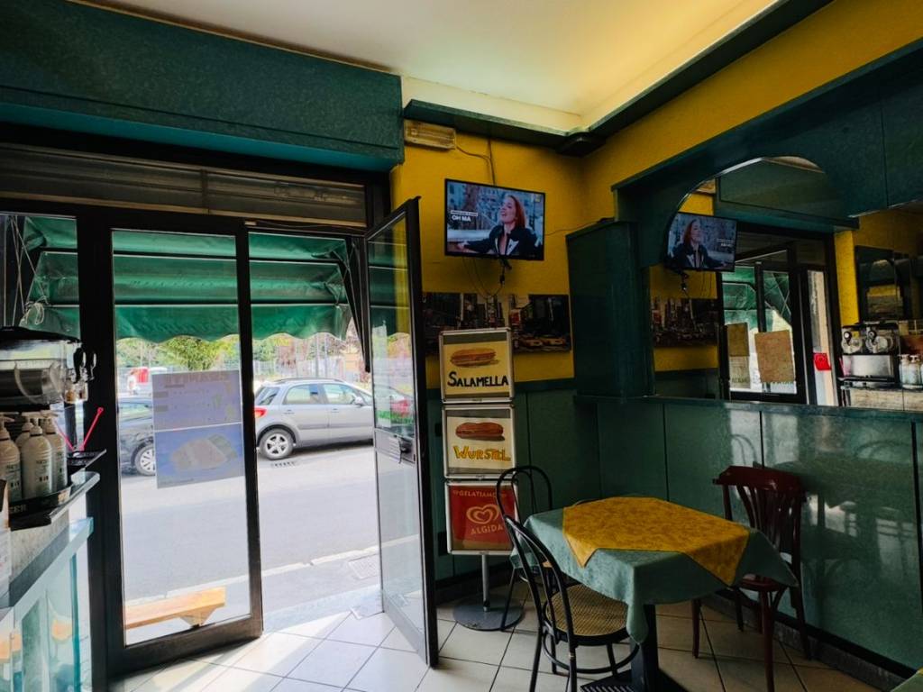 negozio in vendita a Milano in zona Baggio