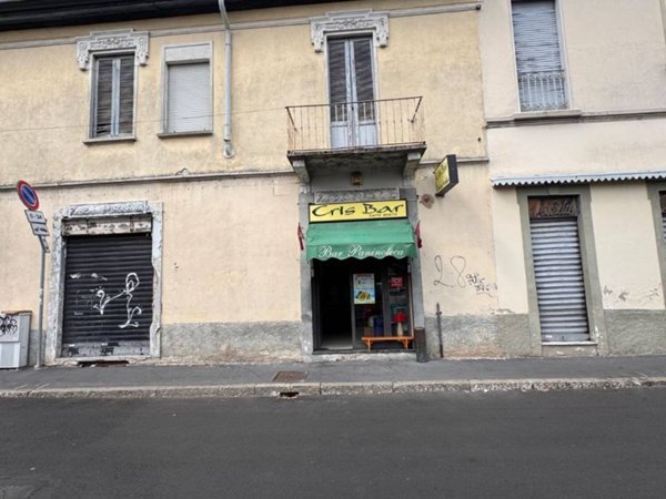 locale commerciale in vendita a Milano in zona Baggio