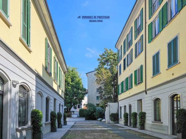 appartamento in vendita a Milano in zona Porta Genova