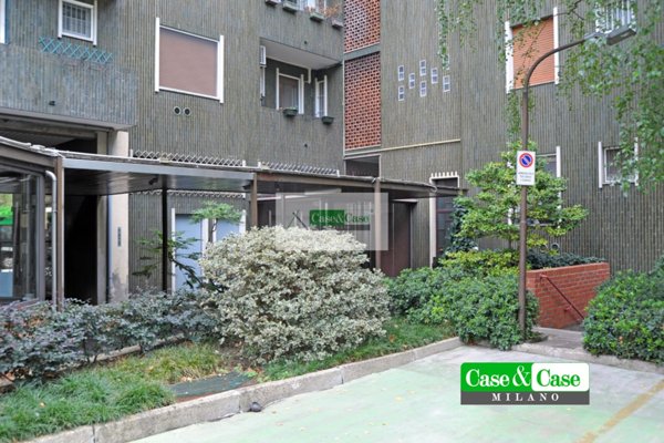 appartamento in vendita a Milano in zona Lorenteggio