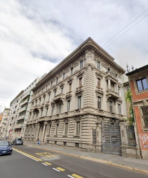 appartamento in vendita a Milano in zona Sant'Ambrogio
