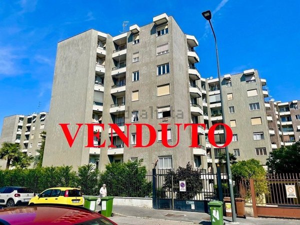 appartamento in vendita a Milano in zona Baggio