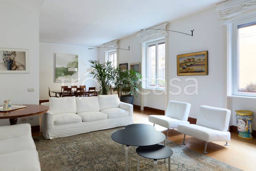 appartamento in vendita a Milano in zona Sant'Ambrogio