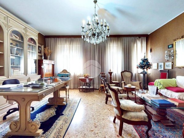 appartamento in vendita a Milano in zona Città Studi