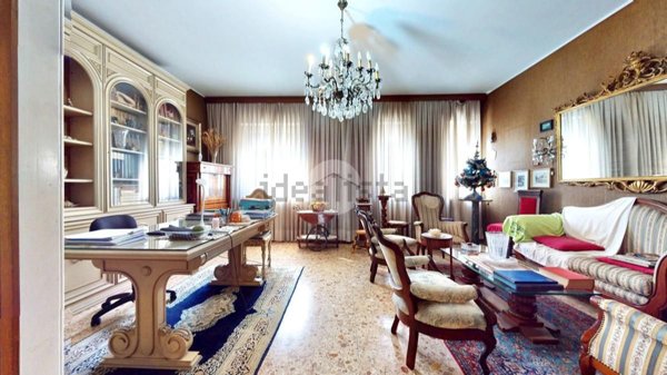 appartamento in vendita a Milano in zona Casoretto