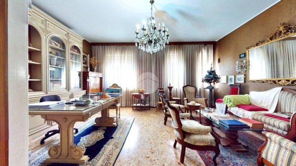 appartamento in vendita a Milano in zona Casoretto
