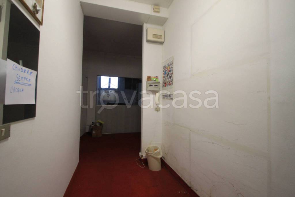 locale commerciale in vendita a Milano in zona Lorenteggio