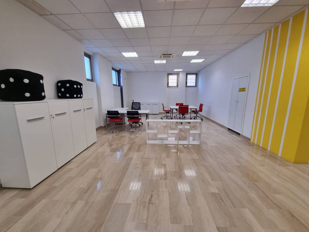 ufficio in vendita a Milano in zona Baggio