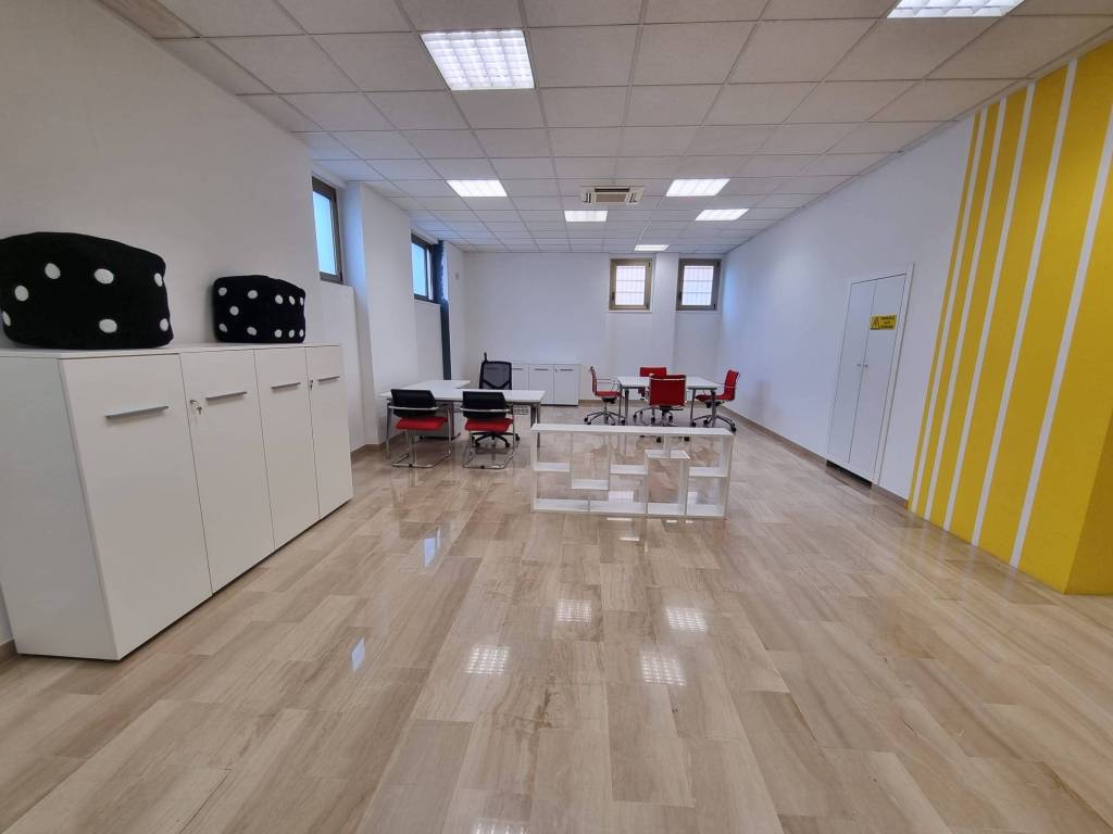 ufficio in vendita a Milano in zona Baggio