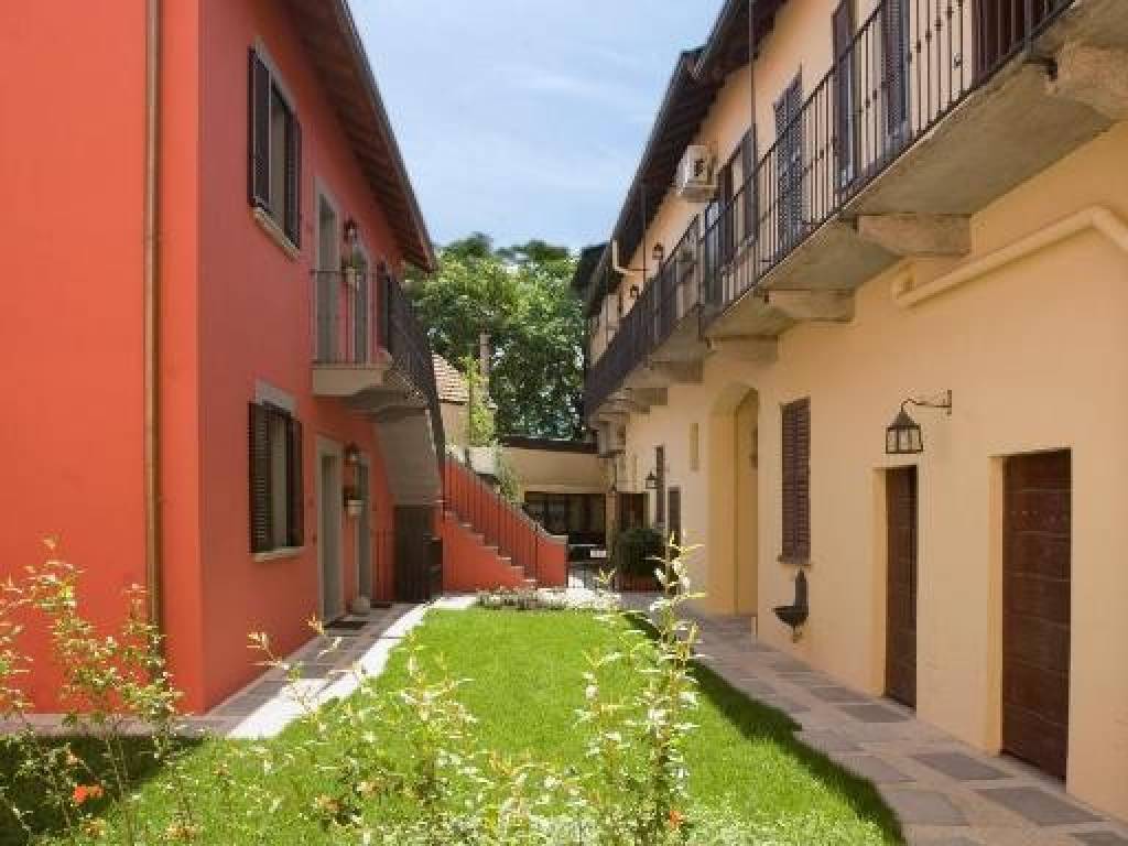 negozio in vendita a Milano in zona Baggio