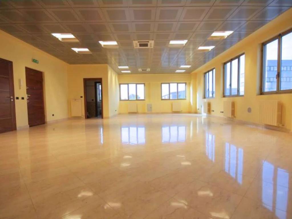 ufficio in vendita a Milano in zona Baggio