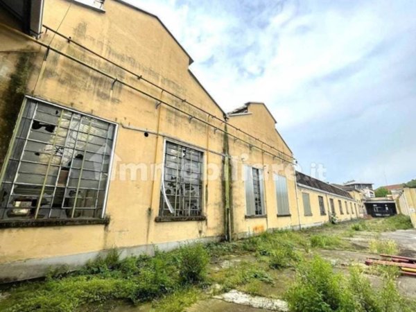 locale commerciale in vendita a Milano in zona Lambrate