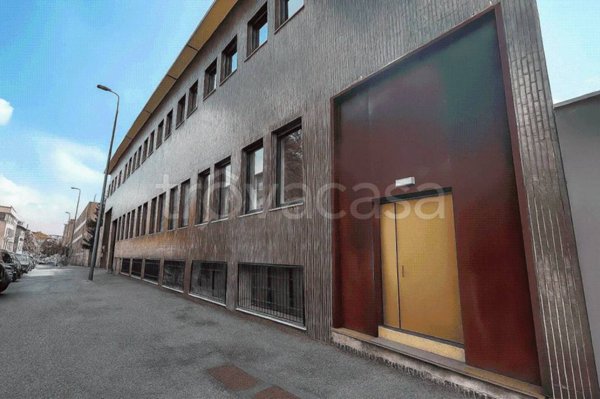 locale commerciale in vendita a Milano in zona Forlanini