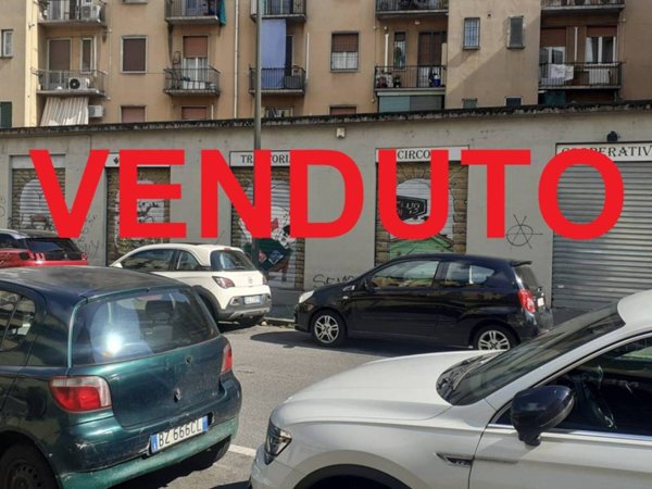 locale commerciale in vendita a Milano in zona Baggio