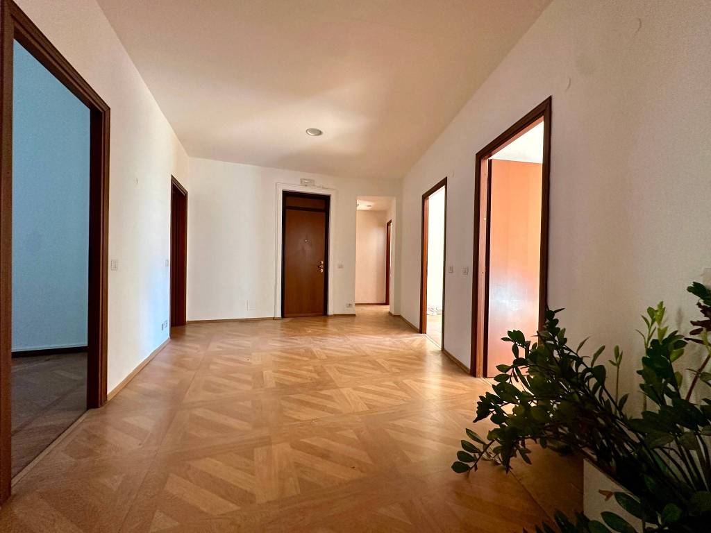 ufficio in vendita a Milano in zona Guastalla