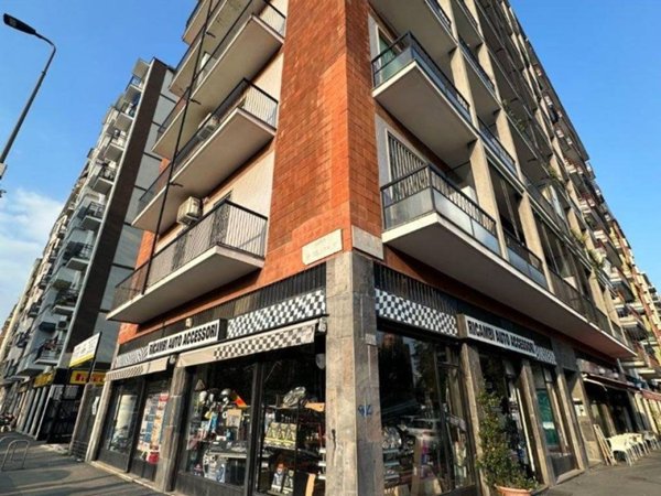 negozio in vendita a Milano in zona Famagosta