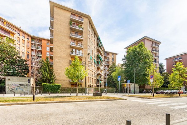 appartamento in vendita a Milano in zona Lorenteggio