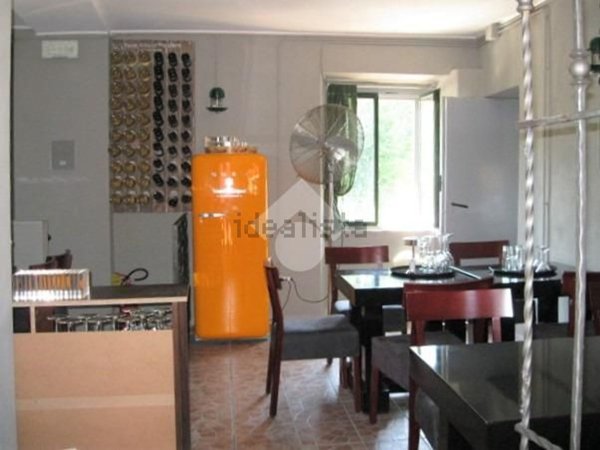 locale commerciale in vendita a Milano in zona Gratosoglio