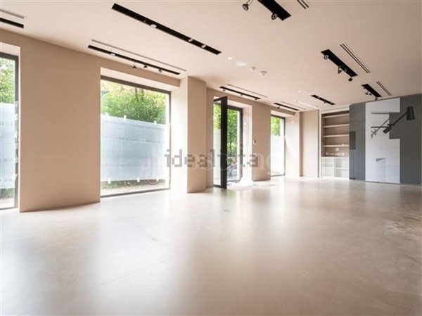 negozio in vendita a Milano in zona Porta Romana