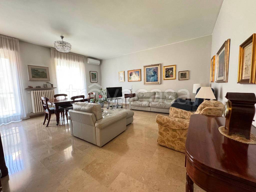 appartamento in vendita a Milano in zona XXII Marzo