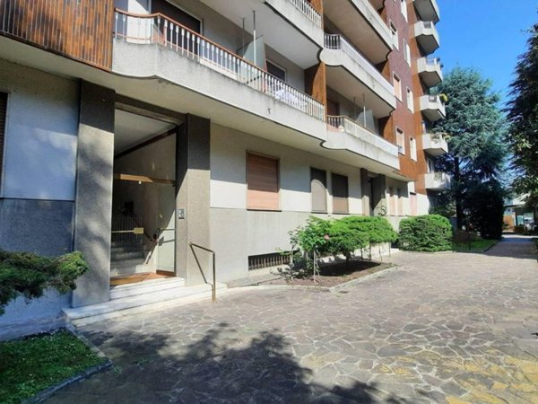 appartamento in vendita a Milano in zona Famagosta