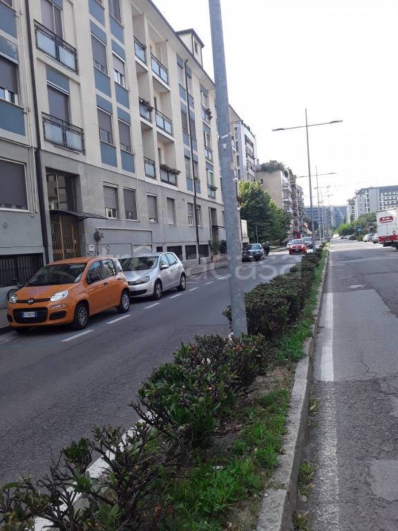 ufficio in vendita a Milano in zona Piazzale Lodi