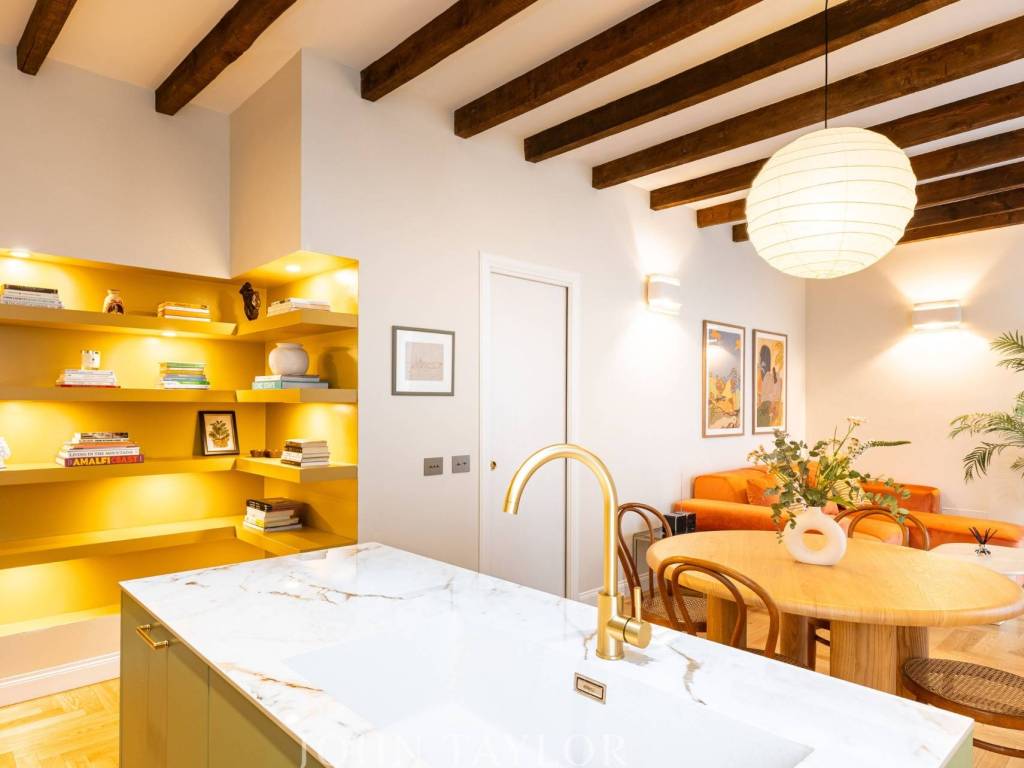 appartamento in vendita a Milano in zona Sant'Ambrogio