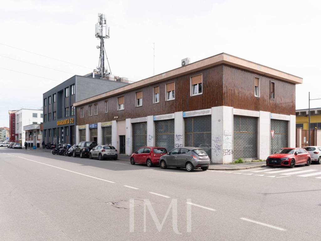 negozio in vendita a Milano in zona Rogoredo