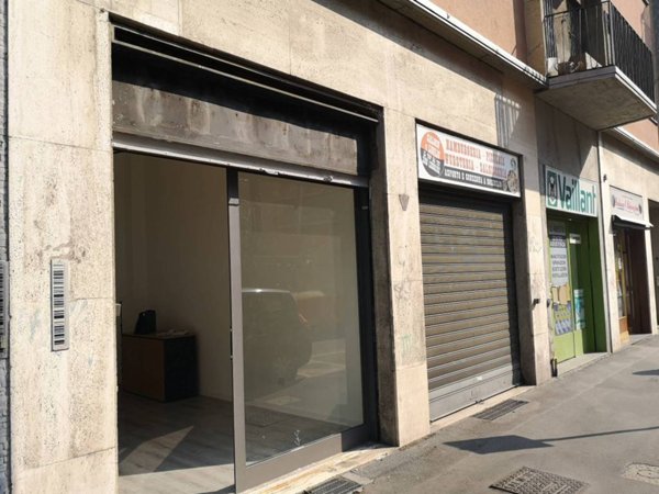 negozio in vendita a Milano in zona Lorenteggio