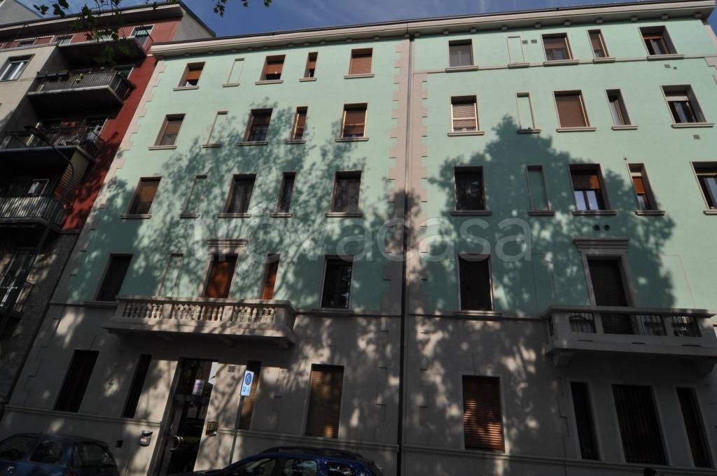 appartamento in vendita a Milano in zona Lorenteggio