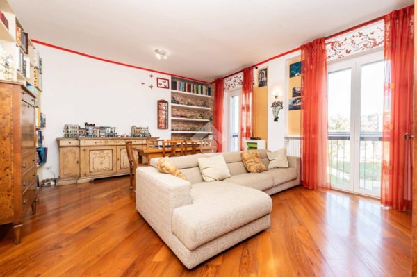 appartamento in vendita a Milano in zona Lorenteggio