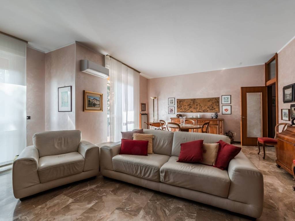 appartamento in vendita a Milano in zona Vigentino