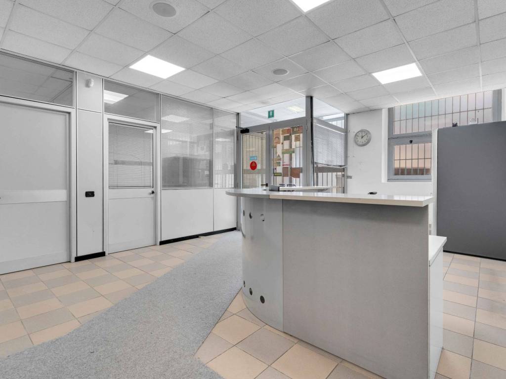ufficio in vendita a Milano in zona Baggio