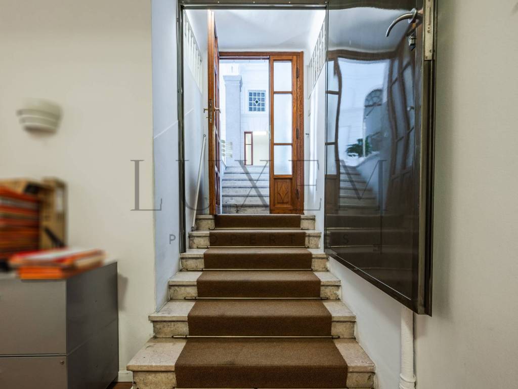 ufficio in vendita a Milano in zona Guastalla