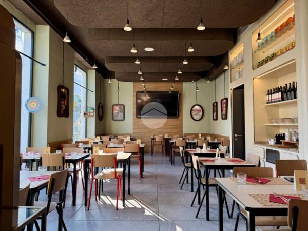 negozio in vendita a Milano in zona Vigentino