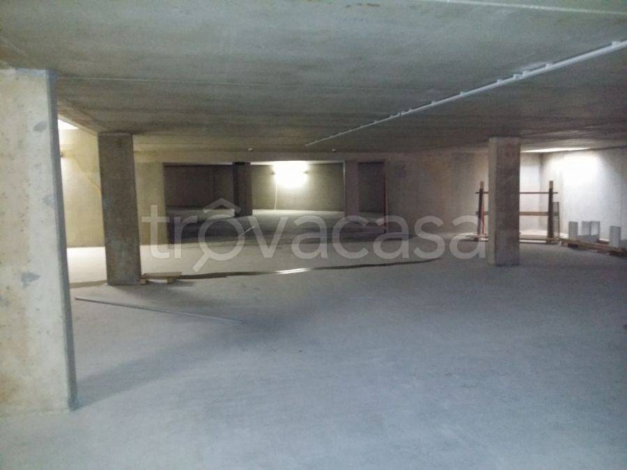 locale commerciale in vendita a Milano in zona Piazzale Lodi