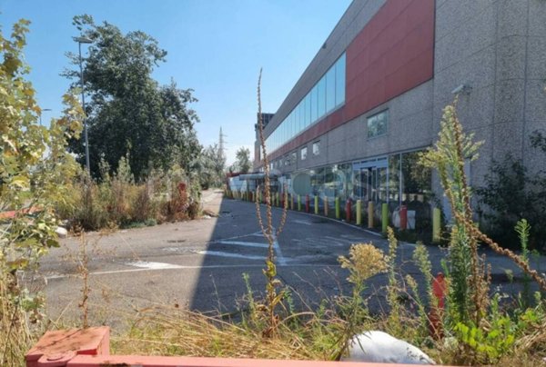 negozio in vendita a Milano in zona Muggiano