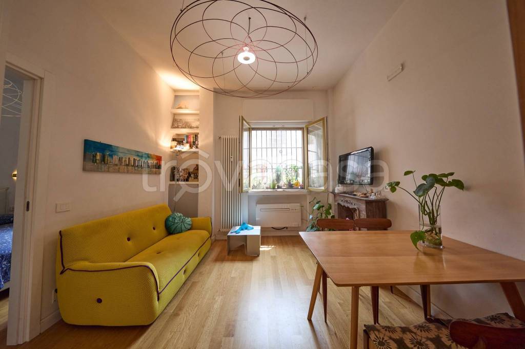 appartamento in vendita a Milano in zona Sant'Ambrogio