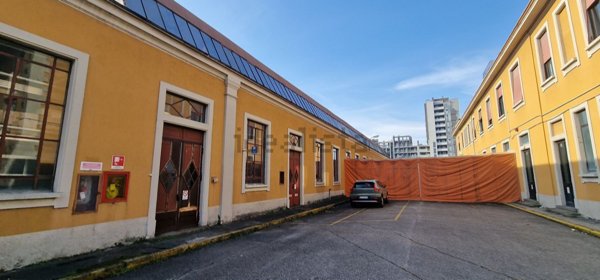 ufficio in vendita a Milano in zona Crescenzago