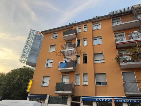appartamento in vendita a Milano in zona Lorenteggio