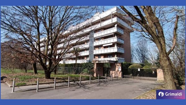 locale commerciale in vendita a Milano in zona Trenno