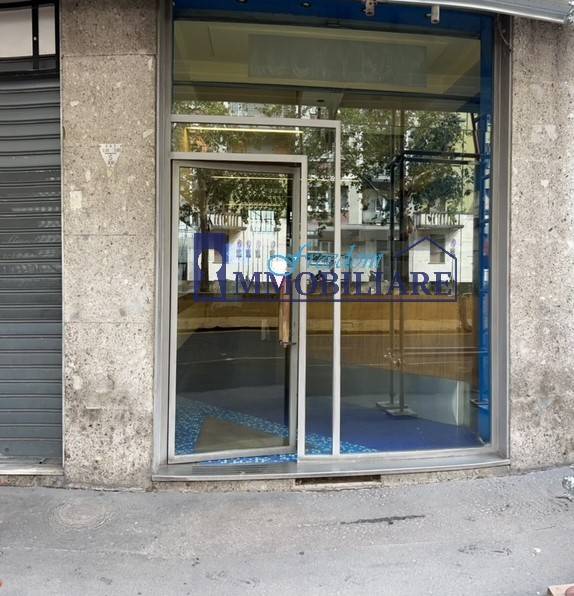negozio in vendita a Milano in zona Barona