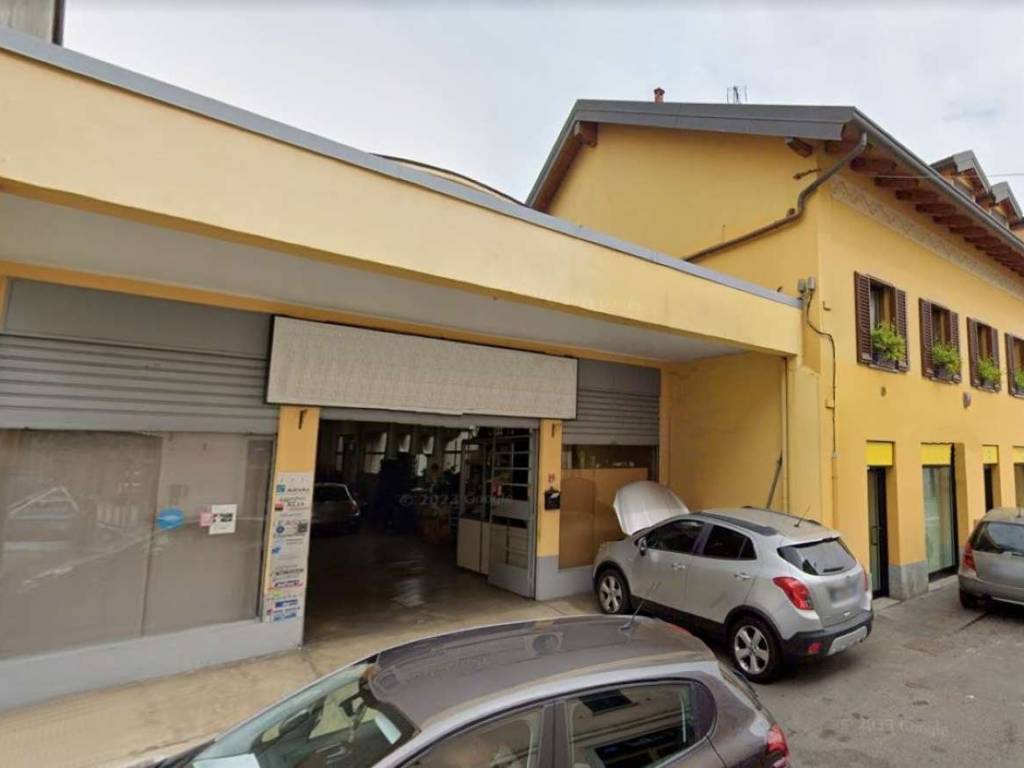locale commerciale in vendita a Milano in zona Trenno