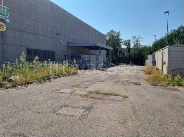 negozio in vendita a Milano in zona Muggiano