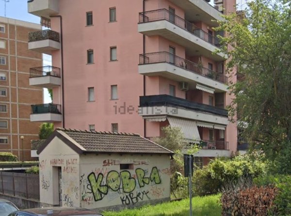 negozio in vendita a Milano in zona Gratosoglio