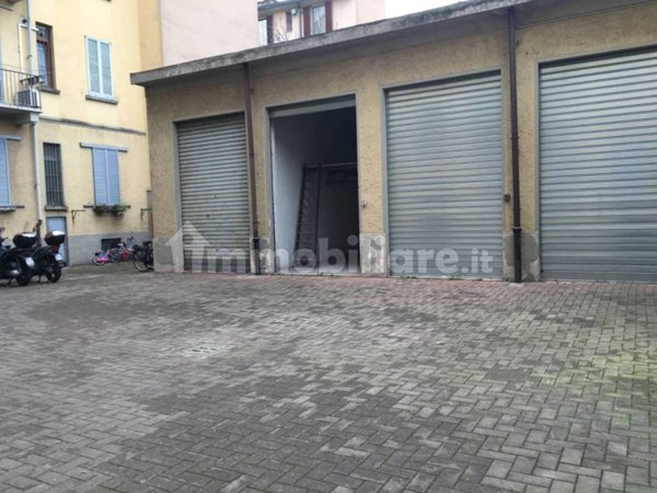 intera palazzina in vendita a Milano in zona Famagosta