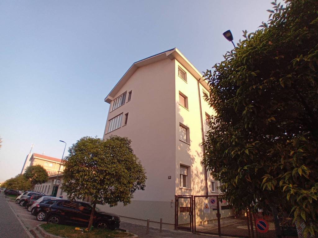 appartamento in vendita a Milano in zona Famagosta