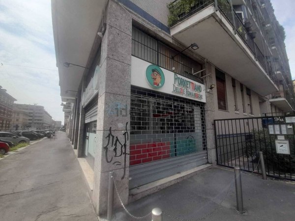 negozio in vendita a Milano in zona Lorenteggio