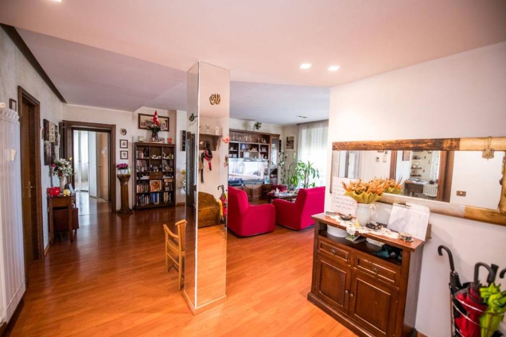 appartamento in vendita a Milano in zona Quinto Romano